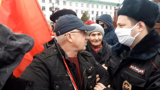 В Казани полиция помешала возложить цветы к памятнику Ленину