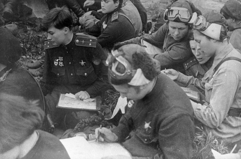 Летчицы 46-го женского авиационного полка Таманской дивизии. Новороссийск, 1943