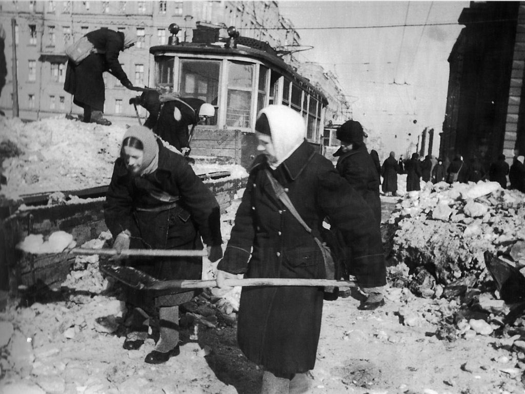 Бойцы местной противовоздушной обороны (МПВО) убирают снег на Международном проспекте (Московский проспект в настоящее время) блокадного Ленинграда