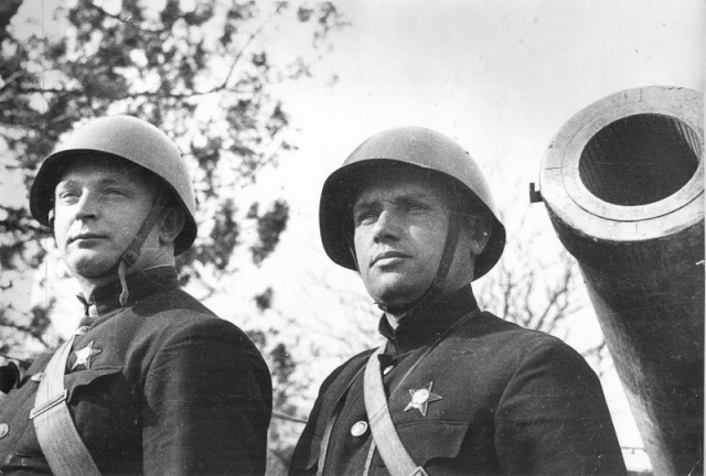 На батарее капитана Драпушко. Марк Семенович Драпушко (справа) командовал береговой батареей № 19, убит прямым попаданием авиабомбы во время третьего этапа штурма Севастополя 7 июня 1942 года
