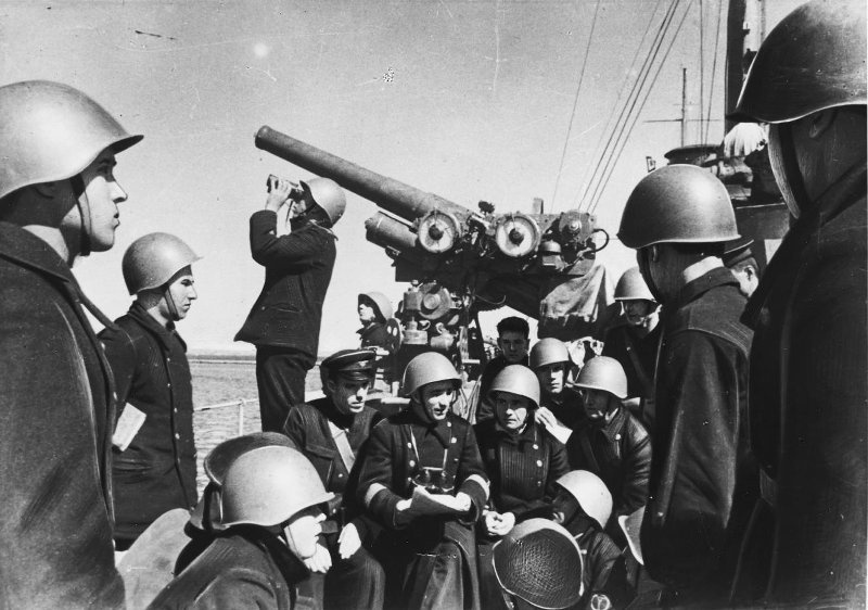 Оборона Севастополя. На палубе боевого корабля. 1942