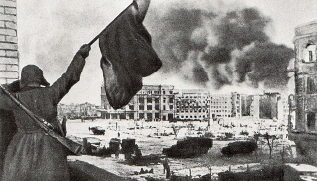 В Сталинграде поднят красный флаг. 1943
