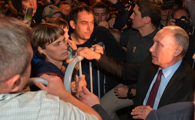 Владимир Путин с жителями Тулуна по окончании совещания по вопросам жилищного обеспечения граждан, пострадавших в ходе паводка на территории Иркутской области