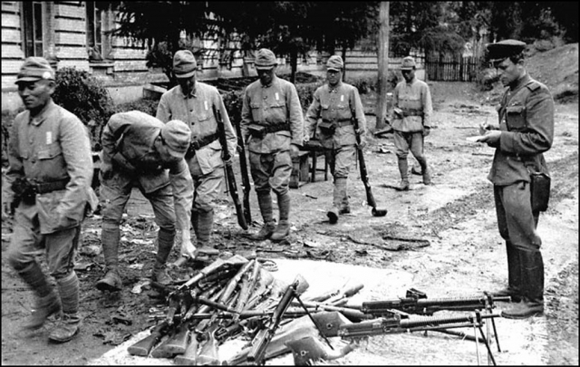 Солдаты японской армии сдают оружие. 2-й Дальневосточный фронт. 28 августа 1945