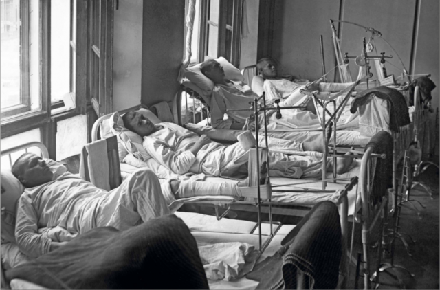 Раненые в свердловском госпитале 