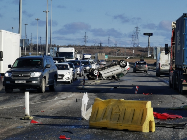 В Петербурге водитель погиб на КАД, врезавшись в дорожную технику