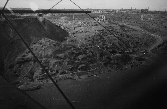 Георгий Зельма. Вид с воздуха на берег Волги в Сталинграде после окончания боев. 1943