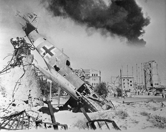 Николай Суровцев. Подбитый немецкий истребитель Мессершмитт Bf.109 в центре Сталинграда. 1943