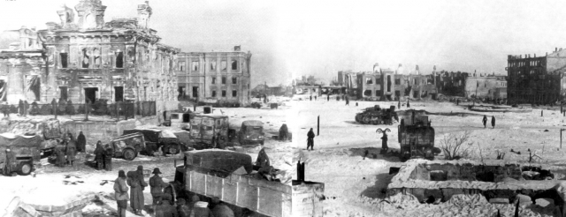 Панорама привокзальной площади Сталинграда после боев. 1943