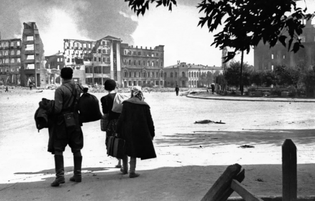 Эммануил Евзерихин. Советский солдат и мирные жительницы идут по площади Павших борцов в Сталинграде. 1943