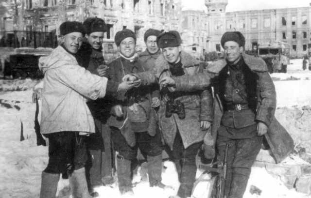 Бойцы 138-й мотострелковой бригады, принимавшие участие в освобождении Сталинградского вокзала. 1943
