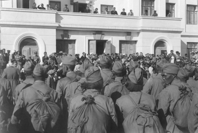 Проводы тувинского кавалерийского эскадрона на фронт. Кызыл, 1943