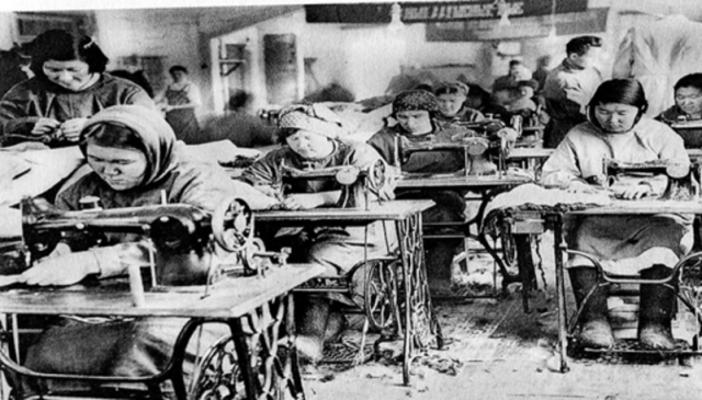 В  Кызылской  пошивочной  мастерской.  Девушки  шьют  полушубки  для  фронта.  1943  год