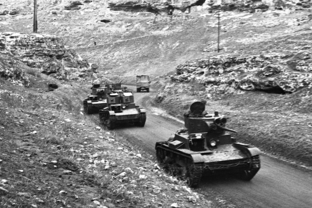 Советские танки на Лабораторном шоссе в Севастополе