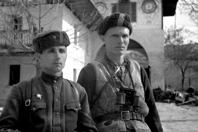 Партизаны на фоне мечети Ханского дворца в Бахчисарае. 1944