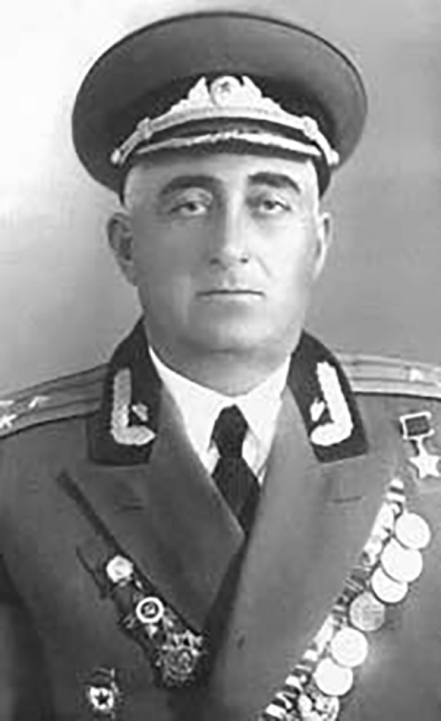 Герой Советского Союза Богатырёв Харун Умарович, заместитель командира 51-й гвардейской танковой бригады 6-го гвардейского танкового корпуса 3-й гвардейской танковой армии Воронежского фронта, гвардии майор