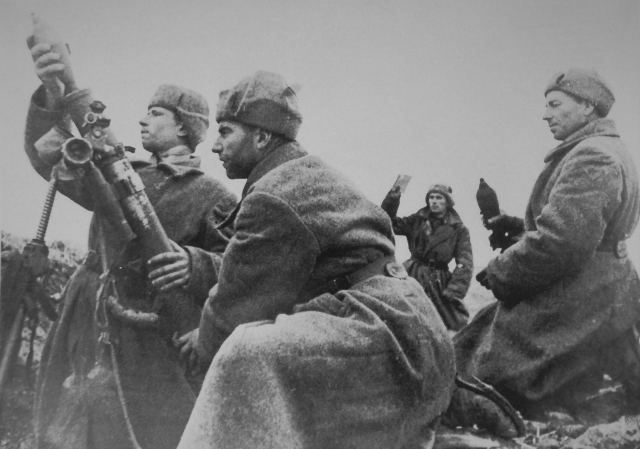 Расчет советского 82-мм миномета ведет огонь по противнику во время боев за Кавказ. 1943