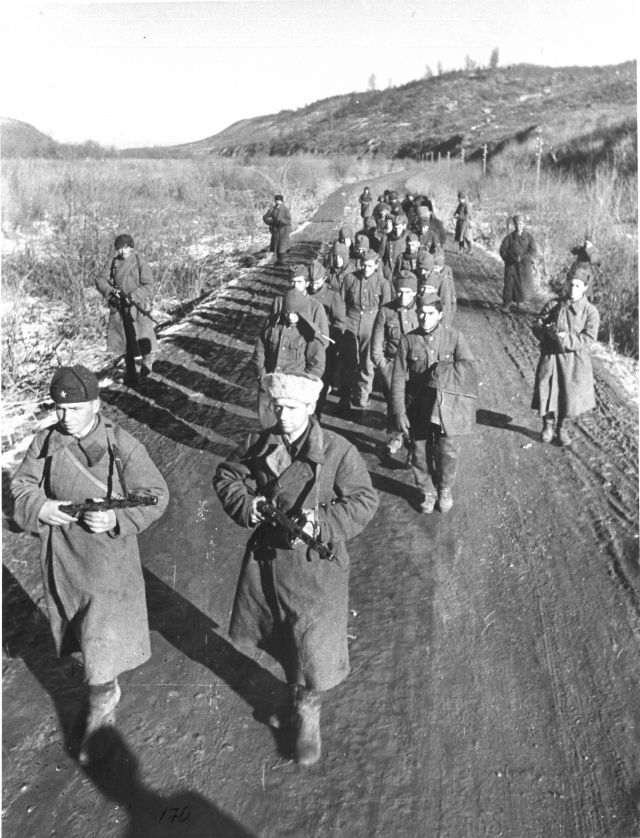 Красноармейцы конвоируют группу немецких солдат, плененных на Кавказе. 1942