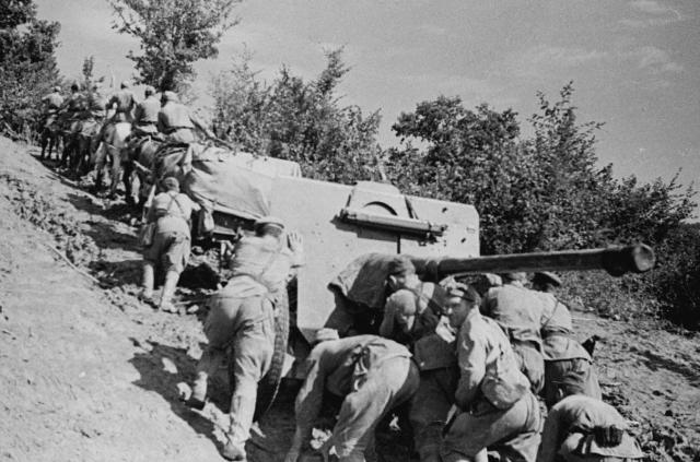 Транспортировка советской 76-мм дивизионной пушки Ф-22 по горной дороге. 1942