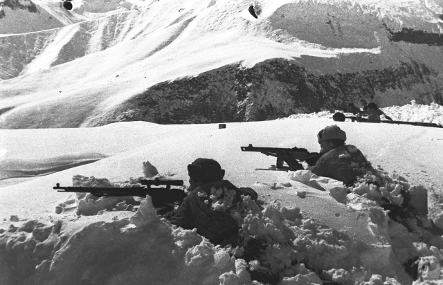 Красноармейцы на позиции обороняют горный перевал на Кавказе. 1942