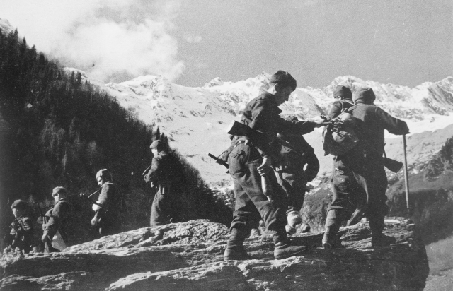 Советские горные стрелки на марше в горах Кавказа. 1942