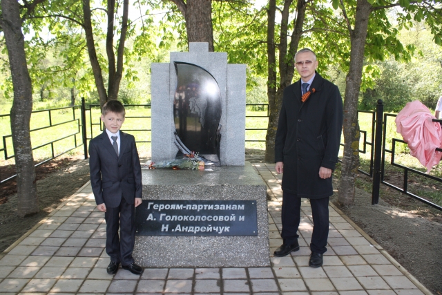 Памятник героям-партизанам А. Голоколосовой и Н. Андрейчук в ст. Преградная