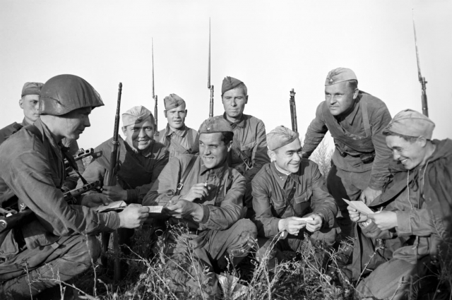 Александр Грибовский. Красноармейцы Брянского фронта читают полученные из дома письма. 1943
