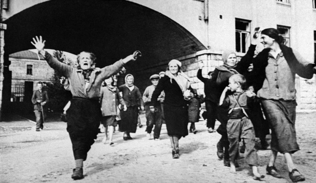Самарий Гурарий. Жители Брянска встречают освободителей — бойцов Красной армии. Сентябрь 1943 г