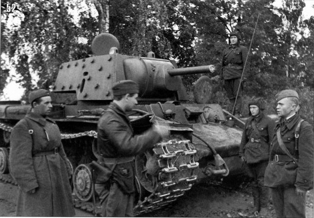 Танкисты из советской 108-й танковой дивизии с танком КВ. Брянский фронт, Погарский район, сентябрь 1941