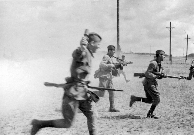 Советские солдаты атакуют позиции противника. Брянский фронт, июль 1942