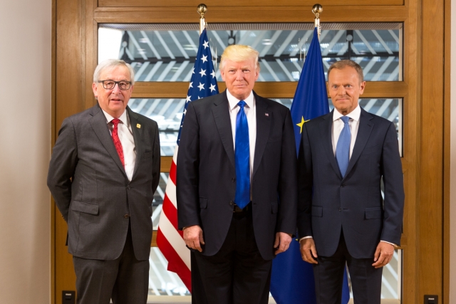 Дональд Трамп с лидерами Европейского союза, президентом Жан-Клодом Юнкером (слева) и президентом Европейского совета Дональдом Туском (спрва)