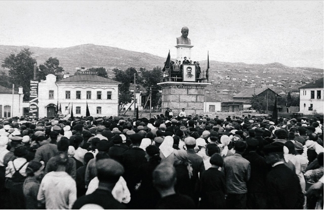 Митинг по поводу нападения фашистской Германии на Советский Союз. 1941.
