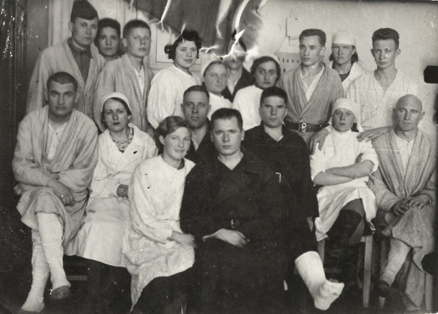 Сотрудники и больные эвакогоспиталя № 1727. Шадринск. Курганская область. 1943