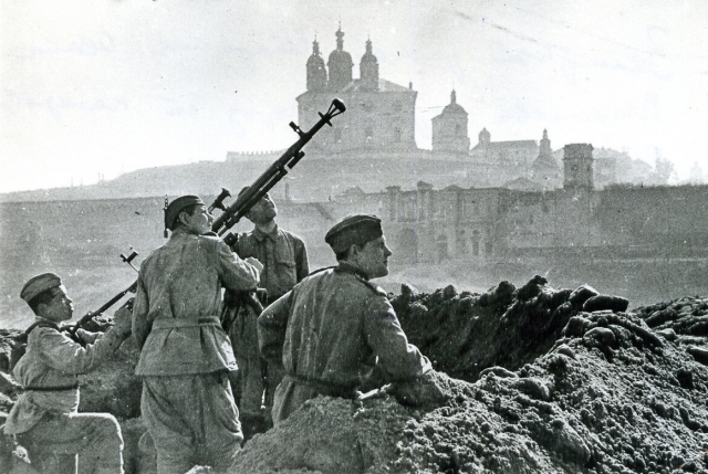 Зенитчики защищают Смоленск от налётов немецкой авиации. 1943