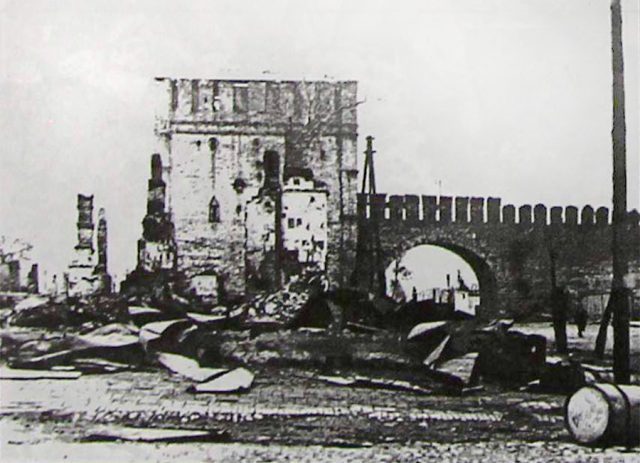 Никольские ворота. Смоленск. Октябрь 1943