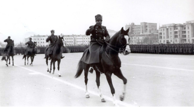 Военый парад в Куйбышеве 7 ноября 1941 года. Маршал Климент Ворошилов принимает парад