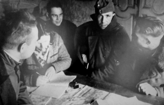 Начальник разведки партизанского отряда майор Иванов допрашивает немецкого пленного. 1944