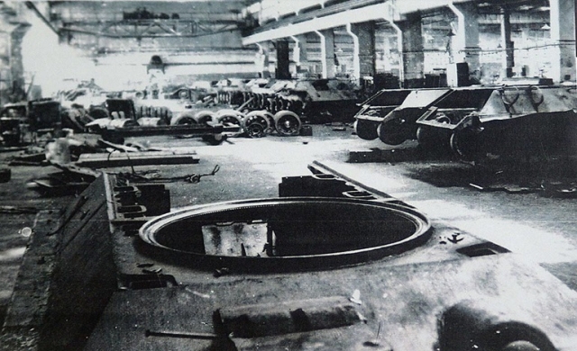 Ремонт танков на заводе Дальэнергомаш. 1943