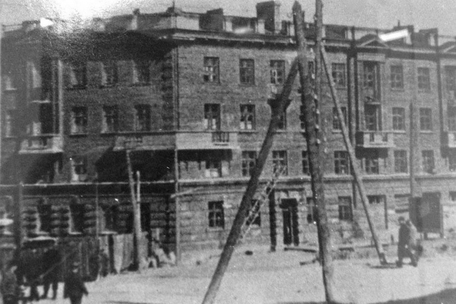 80-квартирный жилой дом на углу Колымского шоссе и ул. Дзержинского. Магадан. Магаданская область. 1942