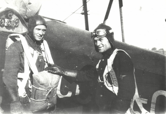 Начальник Йошкар-Олинского аэроклуба, будущий Герой Советского Союза Ахмет-Хан Канкошев (справа)