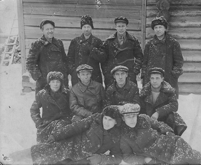 Добровольцы Йошкар-Олинской государственной типографии №1 перед уходом на фронт. 1941