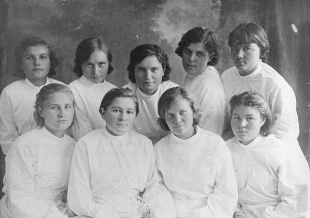 Студентки Марийского педагогического института, окончившие курсы медсестёр. Козьмодемьянск. 1942