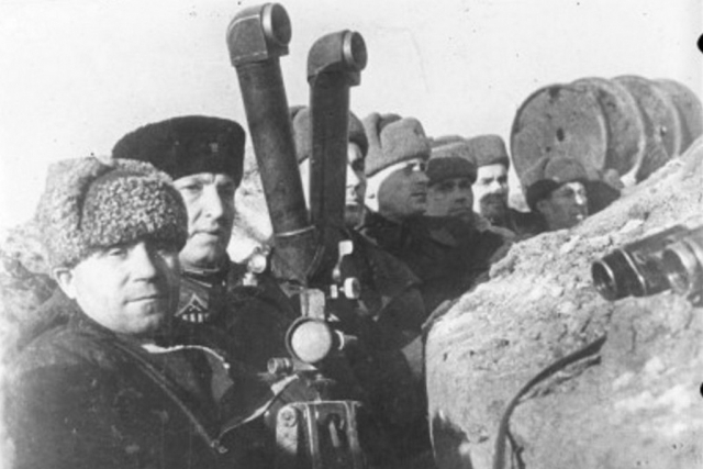 Гуртьев Леонтий Николаевич, генерал-майор, командир 308-й стрелковой дивизии на наблюдательном пункте. 1943