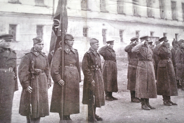 Построение 1-го Омского военно-пехотного училища с Боевым знаменем. Омск. 1943-1945