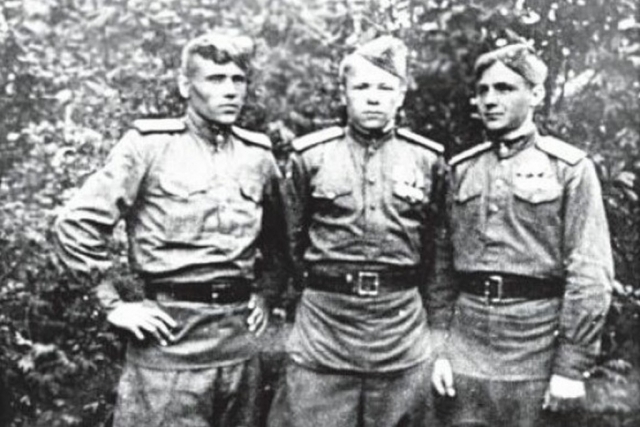 П. Ломов (первый слева) с однополчанами. Участвовал в боях за освобождение Южного Сахалина