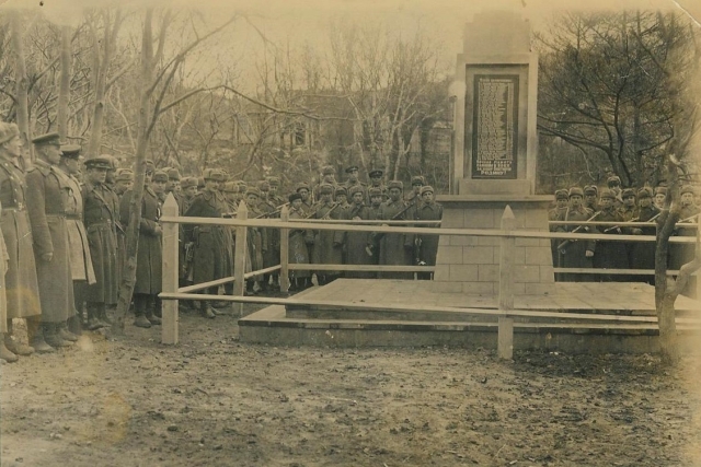 Открытие памятника воинам погибшим в августе 1945 года при освобождении Маока ( в наст. время Холмск). 1945