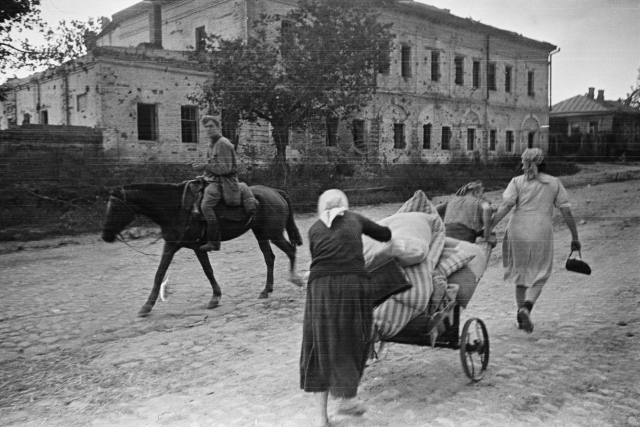 Возвращение беженцев в город после освобождения. Белгород. 1943 