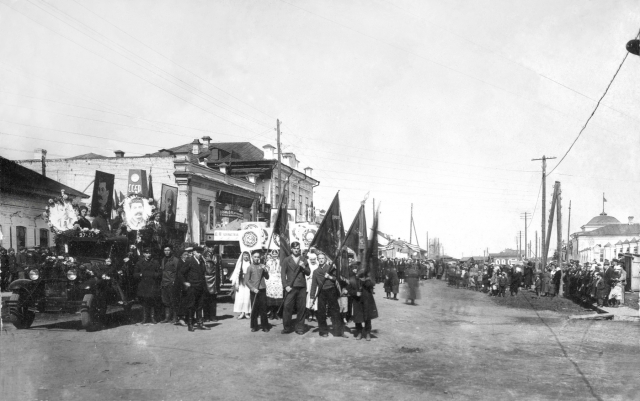 На Первомайской демонстрации. Усолье- Сибирское. Иркутская область.1941