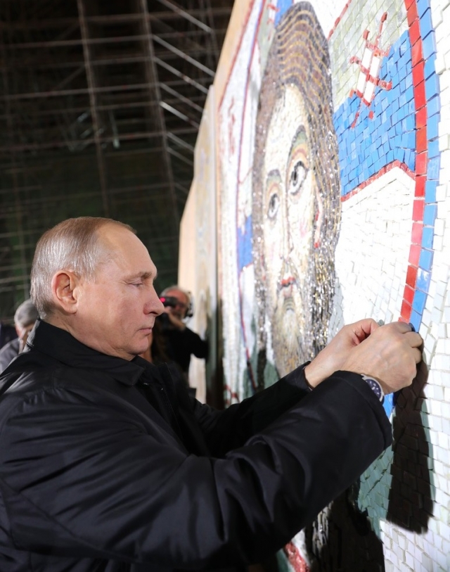 Владимир Путин посещает храм Святого Саввы во время официального визита в Сербию. 2019 