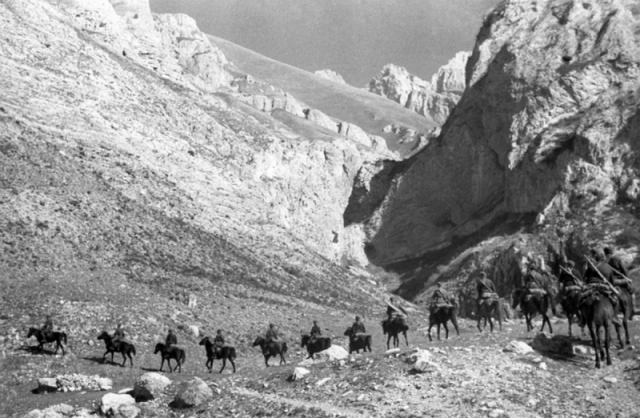 Советская кавалерия в горах Кавказа